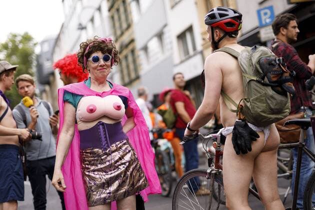 Teilnehmer des ersten Cologne Naked Bike Ride auf der Schaafenstraße. Köln, 12.07.2019