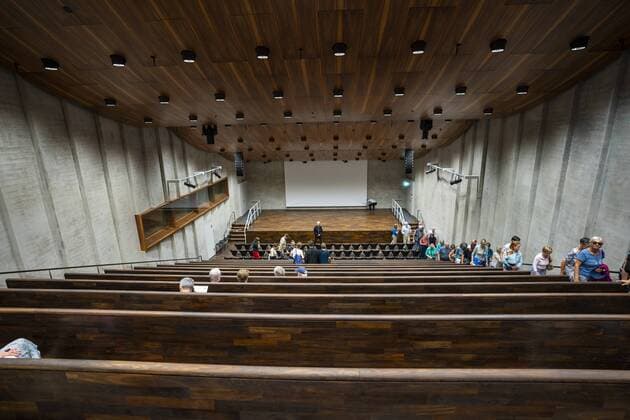 News Bilder des Tages Die nach zehnjähriger Bauzeit eröffnete James-Simon-Galerie auf der Museumsinsel in Berlin-Mitte (auf dem Foto das Auditorium). Die nach dem Kunstsammler James Simon benannte Galerie ist das zentrale Eingangsgebäude auf der Museumsinsel mit Pergamonmuseum, Altem Museum, Neuem Museum, Bode Museum und Alte Nationalgalerie.. Der Entwurd stammt vom Architekten David Chipperfield. Foto: Volker Hohlfeld James-Simon-Galerie