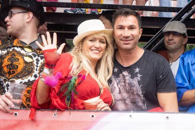 Entertainment Bilder des Tages Schlagermove 2019 in Hamburg ehrt den kürzlich verstorbenen Costa Cordalis in Anwesenheit von Sohn Lucas Cordalis - mit Sabrina Lange auf dem BILD Truck;Schlagermove 2019 in Hamburg ehrt den kürzlich verstorbenen Costa Cordalis in Anwesenheit von Sohn Lucas Cordalis -, Hamburg Hamburg Deutschland St. Pauli