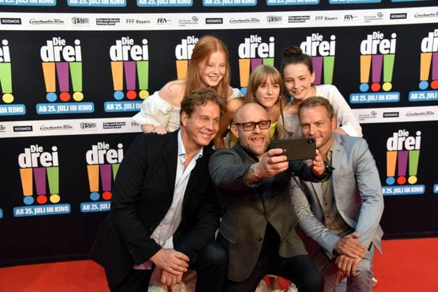 Entertainment Bilder des Tages Die Schauspieler Alexandra Petzschmann, Paula Renzler, und Lilli Lacher (l-r) vorne Thomas Heinze, Jürgen Vogel und Hinnerk Schönemann kommt am 13.07.2019 in Köln zur Premiere des Films Die Drei !!! ( die drei Ausrufezeichen )