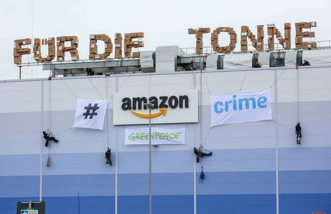 News Bilder des Tages Greenpeace-Aktion bei Amazon 15.07.2019, DEU, Deutschland, Hamburg: Greenpeace-Aktivisten haben sich bei einer Aktion von dem Dach einer Halle der Amazon Logistik GmbH in Winsen (Luhe) abgeseilt und mit Transparenten den Schriftzug amazon crime angebracht. Aus Versandkartons haben die Aktivisten auf dem Dach den Schriftzug Für die Tonne aufgestellt. Mit der Aktion demonstriert Greenpeace gegen die Vernichtung von neuwertigen Waren. Winsen (Luhe) Niedersachsen Deutschland
