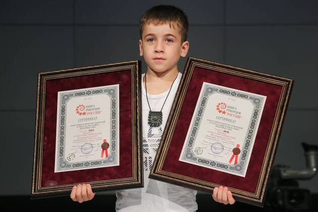 Entertainment Bilder des Tages GROZNY, RUSSIA - JULY 15, 2019: Chechen boy Rokhim Kuriyev, 6, poses for a photograph with two Russian Book of World Records certificates at a studio of the Grozny television and radio broadcasting company in Grozny, Chechen Republic, Russia, after setting a world record of the most (4,183) push-ups in 2 hours and a world record of the most (4,618) push-ups in one go, for boys of his age; in 2018, Rokhim set a record of the most (3,202) push-ups in 2 hours 30 minutes 55 seconds for 5-year-old boys. Yelena Afonina TASS EDITORIAL USE ONLY; NO COMMERCIAL USE; NO ADVERTISING TS0B3315