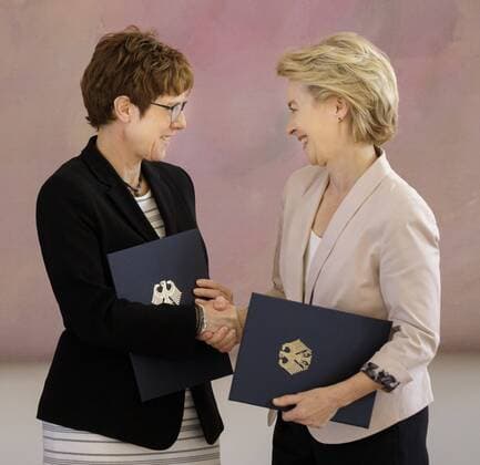 News Bilder des Tages Michael Mueller, 1. Vizepraesident des Bundesrates bei der Aushaendigung der Entlassungsurkunde aus ihrem Amt an die Bundesministerin der Verteidigung, Ursula von der Leyen, und der Ueberreichung der Ernennungsurkunde an Annegret Kramp-Karrenbauer zur Bundesministerin fâˆöÂºr Verteidigung, in anwehsnehit von Bundeskanzlerin Angela Merkel, CDU, im Schloss Bellevue in Berlin. 17.07.2019. Berlin Deutschland