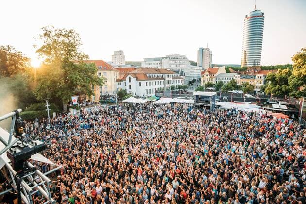 Entertainment Bilder des Tages KulturArena Jena 2019 Auftakt der Konzertarena am 17.7.2019 mit der Band LaBrassBanda Theatervorplatz