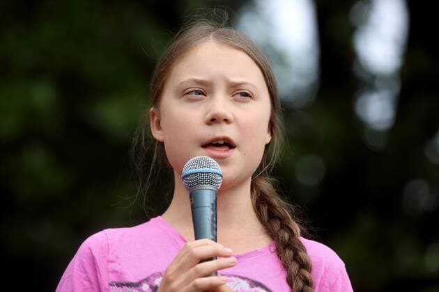 News Bilder des Tages Fridays for Future mit Greta Thunberg - GER, Germany, Deutschland, Berlin, 19.07.2019 - Berlin-Mitte: Schüler, Studenten und Klimaaktivisten demonstrieren im Invalidenpark im Regierungsviertel für das Klima, den Klimaschutz und eine bessere und saubere Umwelt. Die Aktivistin Greta Tintin Eleonora Ernman Thunberg ist heute als Gastrednerin auf der Kundgebung. Die Schüler fordern mit ihren allwöchentlichen Protesten den sofortigen Kohleausstieg und eine Klimawende. Die Fridays for Future Bewegung wurde von Greta Thunberg in Schweden ins Leben gerufen. - Greta Thunberg während ihrer Rede auf der Hauptbühne.