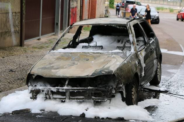 News Bilder des Tages Im Bild: PKW von IB-Mitglied abgefackelt Halle - Identitäre Bewegung in Halle