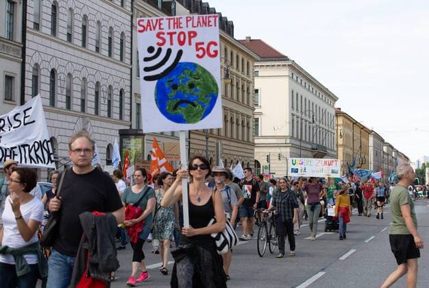News Bilder des Tages Munich for Future Demo, Schild gegen 5G und Handystrahlung. Am 21. Juli haben sich mehr als 10.000 Menschen für eine bessere Klimapolitik demonstriert. Mehr als 40 Verbände haben sich hinter Fridays for Future gestellt und die Demo mitorganisiert. München Bayern Deutschland