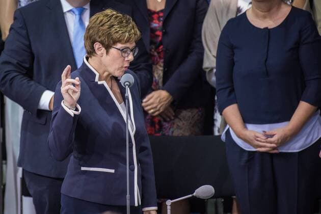 News Themen der Woche KW30 News Bilder des Tages Berlin, Sondersitzung des deutschen Bundestags Deutschland, Berlin - 24.07.2019: Im Bild ist Annegret Kramp-Karrenbauer (Bundesministerin der Verteidigung, CDU) während der Vereidigung im provisorischen Plenarsaal im Paul-Löbe-Haus zu sehen. Berlin Bundestag Berlin Deutschland