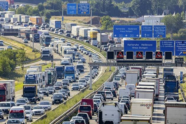 News Themen der Woche KW30 News Bilder des Tages DEU, Deutschland, Baden-Württemberg, Stuttgart, 25.07.2019: Am Wochenende startet auch Baden-Württemberg und Bayern in die Schulferien. Der Reiseverkehr dürfte - wie hier auf der Autobahn A8 am Stuttgarter Kreuz - zu zahlreichen Verkehrsbehinderungen und Staus führen.