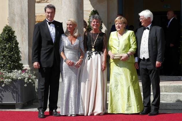 Entertainment Themen der Woche KW30 Entertainment Bilder des Tages Eröffnung der 108. Richard-Wagner-Festspiele in Bayreuth mit der Inszenierung von Richard Wagners Oper Tannhäuser Promis geht über den roten Teppich zum Königsportal des Festspielhauses in Bayreuth Dr. Markus Söder Ministerpräsident des Freistaates Bayern mit Ehefrau Karin Baumüller-Söder , Dr. Angela Merkel Bundeskanzlerin der Bundesrepublik Deutschland , Brigitte Merk-Erbe Oberbürgermeisterin der Stadt Bayreuth mit Ehemann Thomas Erbe