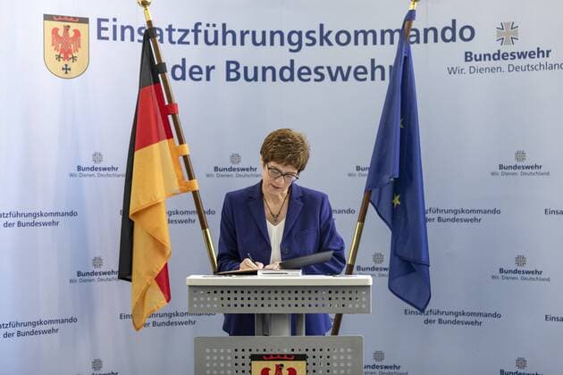 News Themen der Woche KW30 News Bilder des Tages Bundesverteidigungsministerin Annegret Kramp-Karrenbauer besucht das Einsatzfuehrungskommando der Bundeswehr und informiert sich ueber die Lage in den Einsatzgebieten. Hier aufgenommen beim Eintrag in das Gaestebuch. Potsdam, Schwielowsee, 25.07.2019. Schwielowsee Deutschland