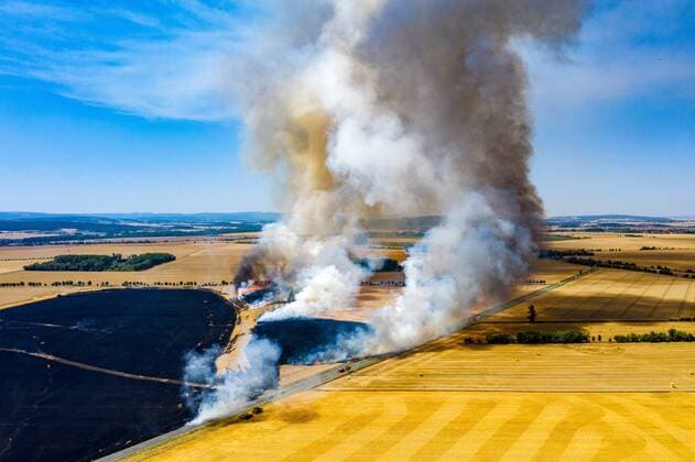 News Themen der Woche KW30 News Bilder des Tages Neudietendorf , 250719 , Großbrand eines Getreidefeld in Neudietendorf , Einsatzkräfte umliegender Feuerwehren bekämpfen den Flächenbrand , Luftbild