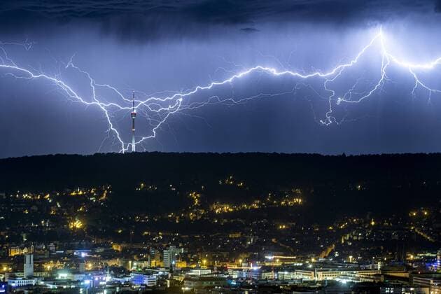 News Themen der Woche KW30 News Bilder des Tages Blitzspektakel über dem Stuttgarter Fernsehturm in der Nacht Stuttgart, Bismarckturm Copyright: xSimonxAdomatx