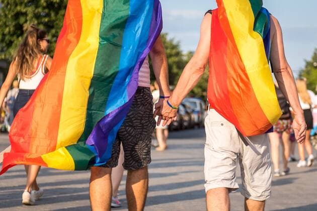 News Themen der Woche KW30 News Bilder des Tages Christopher Street Day in Berlin Deutschland, Berlin - 27 07 2019: Im Bild halten zwei Teilnehmer sich an der Hand nach dem CSD. Berlin Berlin Deutschland