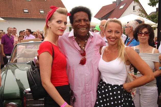 Entertainment Themen der Woche KW30 Entertainment Bilder des Tages tradtionelles Festival Golden Oldies in Wettenberg bei Giessen, Hessen, Deutschland: Sänger Roberto Blanco gut gelaunt mit zwei jungen Damen im Arm vor einem Mercedes Oldtimer.