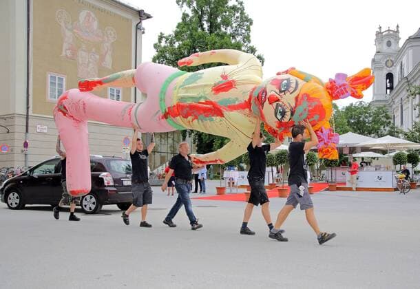 Entertainment Themen der Woche KW30 Entertainment Bilder des Tages Salzburger Festspiele 28.07.2019 Mitarbeiter tragen Teile fuer das Buehnenbild für die kommende Aufführung der Oper - Oedipe - zum Bühneneingang der Felsenreitschule, Hofstallgasse 1, Salzburg - (Inszenierung von Achim Freyer; Kulisse, Bühenausstattung) 28.07.2019 -