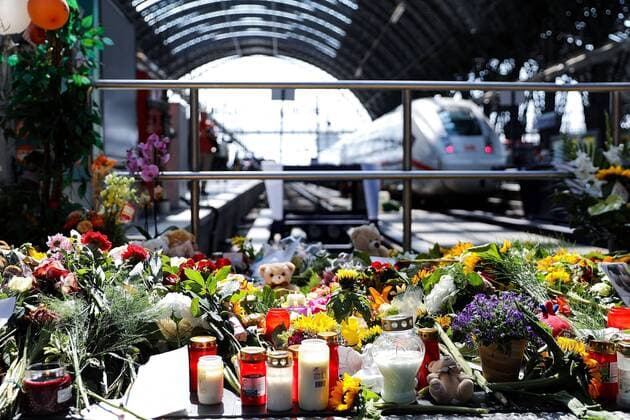 News Themen der Woche KW31 News Bilder des Tages 30.07.2019, xmkx, Lokal Frankfurt Trauer nach toedlicher Gleis-Attacke am Hauptbahnhof, v.l. Blumen, Menschen, Gedenken, Trauer, Frankfurt am Main Hessen Deutschland (DE) Hauptbahnhof