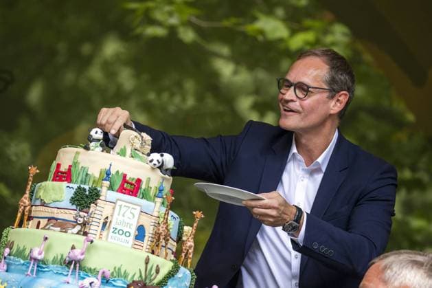 Entertainment Themen der Woche KW31 Regierender Buergermeister Michale Mueller (R) schneidet die Geburtstagstorte bei der Fest zum 175. Geburtstag der Berliner Zoo in Berlin am 1. August 2019. 175. Geburtstag Berliner Zoo