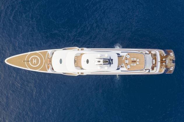 Entertainment Themen der Woche KW32 Luftaufnahme 111,5 Meter lange Motoryacht TIS, 2018 ausgeliefert von der deutschen Werft Lürssen Yachts an den russischen Milliardär Alexei Fedorychev Alexej Fedoritschew, ehemaliger Eigentümer des FC Dynamo Moskau, Wohnsitz Monaco. Angeblich ging die Yacht wegen Zahlungsverzug des Eigners zwischenzeitlich zurück in das Eigentum der Werft und wurde für 275 Millionen Euro zum Verkauf angeboten. Hier vor Anker am Cap Ferrat, Departement Alpes-Maritimes, Region Provence-Alpes-Cote d Azur, Südfrankreich, Frankreich, Mittelmeer