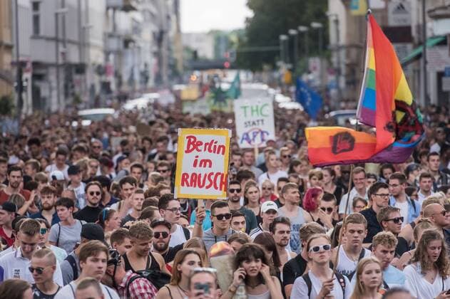 News Themen der Woche KW32 Berlin, 23. Hanfparade 2019 Im Bild ist die Demo und ein Schild mit Berlin im Rausch zu sehen. Die Organisatoren der Demonstration fordern die Legalisierung von Cannabis als Rohstoff, Medizin und Genussmittel in Deutschland. Berlin Berlin Deutschland