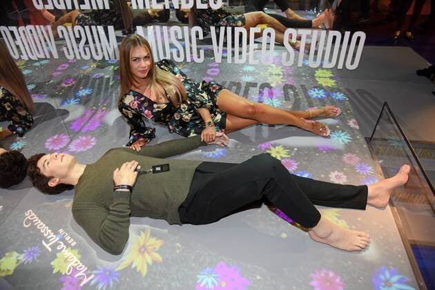 Entertainment Themen der Woche KW33 Entertainment Bilder des Tages Jessica Paszka enthüllt die neue Wachsfigur von Shawn Mendes bei Madame Tussauds in Berlin am 14.08.2019. Es ist die erste liegende Wachsfigur weltweit.