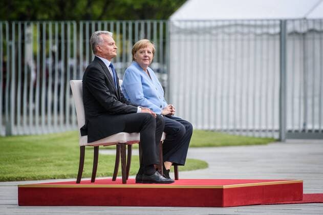 News Themen der Woche KW33 News Bilder des Tages Berlin, Angela Merkel trifft den Präsidenten der Republik Litauen Gitanas Nauseda Deutschland, Berlin - 14.08.2019: Im Bild sitzen die deutsche Bundeskanzlerin Angela Merkel (CDU) und der Präsident der Republik Litauen Gitanas Nauseda während des Empfang mit militärischen Ehren im Hof des Bundeskanzleramts auf einem Stuhl. Berlin Bundeskanzleramt Berlin Deutschland