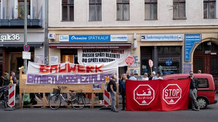 News Themen der Woche KW33 News Bilder des Tages Protest gegen Raeumung ORA35 An die 80 Anwohner und Nachbarn protestieren in Berlin Kreuzberg gegen die die Zwangsräumung des Spätis ORA35 in der Oranienstraße 35 in Berlin - Kreuzberg. Seit zwei Jahren kämpft Zekiye Tunc mit Ihrer Familie für den Erhalt ihres Ladens, der Eigentümer Bauwerk besteht auf einer Räumung. Der Anwalt der Familie übergibt dem Gerichtsvollzieher den Schlüssel. Berlin Berlin Deutschland