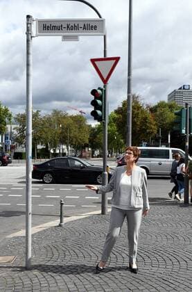 News Themen der Woche KW33 News Bilder des Tages Deutschland, Bonn, 15.08.2019 Bonn weiht die Helmut-Kohl-Allee ein Zwischen Genscherallee und Helmut-Schmidt-Platz wurden 400 Meter der Bundesstraße 9 zur Helmut-Kohl-Allee umbenannt. Foto: In Anwesenheit der CDU-Bundesvorsitzenden und Bundesverteidigungsministerin Annegret Kramp-Karrenbauer (Mitte), wurde die Helmut-Kohl-Allee eingeweiht