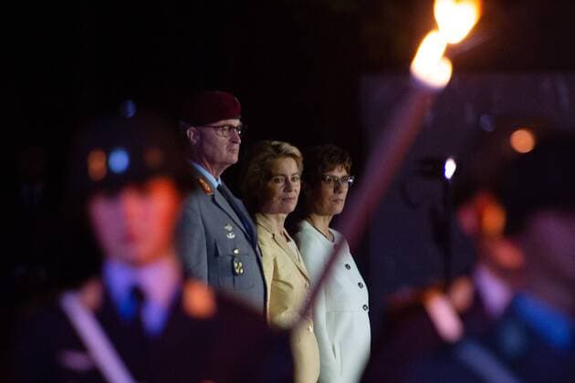 News Themen der Woche KW33 News Bilder des Tages Berlin GER, Berlin, ,16.08.2019, Grosser Zapfenstreich zur Verabschiedung von Ursula von der Leyen v.l. E. Zorn, Ursula von der Leyen, Annegret Kramp Karrenbauer - Bundesministerin Verteidigung, Grosser Zapfenstreich fuer Ursula von der Leyen,16.08.2019, Copyright: xEIBNER UwexKochx EP_EER
