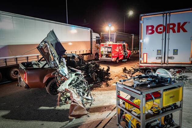 Entertainment Themen der Woche KW33 Entertainment Bilder des Tages MIT TAGBILDER: Pickup fährt mit hoher Geschwindigkeit auf Parkplatz Sommerhofen auf der A8, kracht ins Heck eines LKW, Beifahrer tödlich verletzt Ein Pickup fährt auf der BAB A8 in Fahrtrichtung Karlsruhe in den Parkplatz Sommerhofen. Bei Einfahrt in den Parkplatz kommt der Pickup gegen die Fahrbahnbegrenzung und kracht anschließend in einen geparkten LKW. Die fahrende Person wurde schwer verletzt, die Person auf dem Beifahrersitz wird tödlich verletzt. Bergungsbilder mit Tagbilder., 71067 Sindelfingen, Deutschland Copyright: 7aktuellx xAlexanderxHald