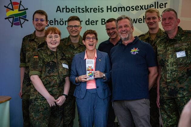 News Themen der Woche KW33 News Bilder des Tages Annegret Kramp-Karrenbauer besucht das Bundesministerium der Ver, Bundesverteidigungsministerin Annegret Kramp-Karrenbauer bei dem Besuch des Bundesministerium der Verteidigung am Tag der offenen Tür 2019. Berlin Deutschland