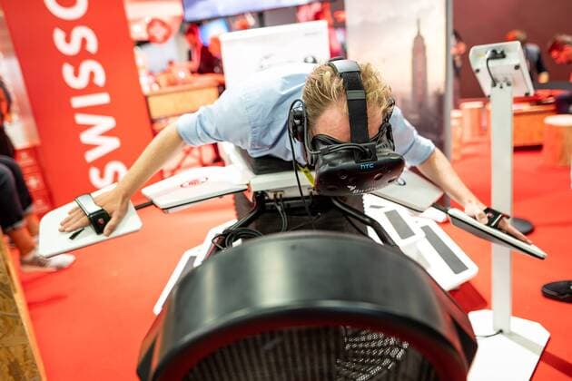 News Themen der Woche KW34 News Bilder des Tages Gamescom 2019, Medien- und Fachbesuchertag Swissgames zeigen den Flugsimulator Birdly, der Spieler liegt auf einem Stuhl und steuerte die Flügelbewegungen eines Vogels. VR Gaming auf der Messe, Gamescom 2019, Dienstag - Medien- und Fachbesuchertag, Foto: Benjamin Horn Persönlichkeitsrechte von abgebildeten Personen beachten