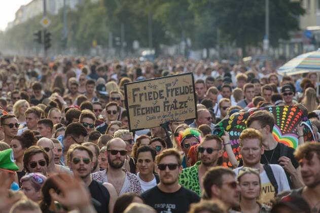Berlin, Zug der Liebe Deutschland, Berlin - 24.08.2019: Im Bild sind Impressionen von der Demonstration Zug der Liebe in Berlin zu sehen. Berlin Berlin Deutschland