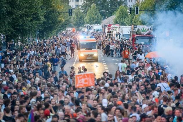 Berlin, Zug der Liebe Deutschland, Berlin - 24.08.2019: Im Bild sind Impressionen von der Demonstration Zug der Liebe in Berlin zu sehen. Berlin Berlin Deutschland