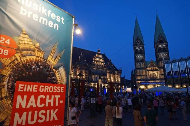 Der Bremer Marktplatz am Eröffnungsabend für das 30. Musikfest Bremen am 24. August 2019 unter dem Motto Eine große Nachtmusik. Links das historische Rathaus, in der Mitte der Bremer Dom, rechts das Haus der Bürgerschaft.