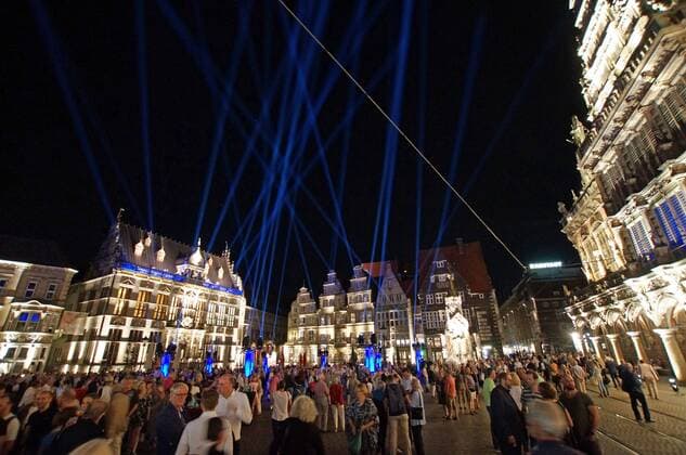 Der Bremer Marktplatz am Eröffnungsabend für das 30. Musikfest Bremen am 24. August 2019 unter dem Motto Eine große Nachtmusik. Links der Handelskammer-Sitz Schütting, ganz rechts das historische Rathaus.