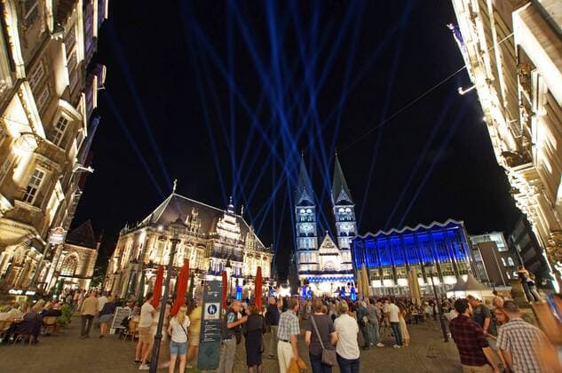 Der Bremer Marktplatz am Eröffnungsabend für das 30. Musikfest Bremen am 24. August 2019 unter dem Motto Eine große Nachtmusik. Links das historische Rathaus, in der Mitte der Bremer Dom, rechts das Haus der Bürgerschaft.