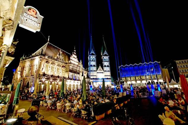 Der Bremer Marktplatz am Eröffnungsabend für das 30. Musikfest Bremen am 24. August 2019 unter dem Motto Eine große Nachtmusik. Links das historische Rathaus, in der Mitte der Bremer Dom, rechts das Haus der Bürgerschaft.