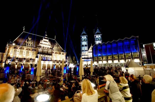 Der Bremer Marktplatz am Eröffnungsabend für das 30. Musikfest Bremen am 24. August 2019 unter dem Motto Eine große Nachtmusik. Links das historische Rathaus, in der Mitte der Bremer Dom, rechts das Haus der Bürgerschaft.