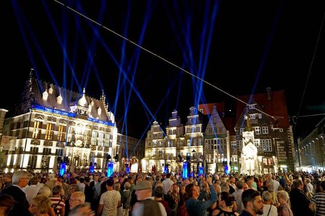 Der Bremer Marktplatz am Eröffnungsabend für das 30. Musikfest Bremen am 24. August 2019 unter dem Motto Eine große Nachtmusik. Links der Handelskammer-Sitz Schütting, rechts vor dem Deutschen Haus die Roland-Statue.