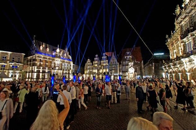 Der Bremer Marktplatz am Eröffnungsabend für das 30. Musikfest Bremen am 24. August 2019 unter dem Motto Eine große Nachtmusik. Links der Handelskammer-Sitz Schütting, rechts das historische Rathaus.