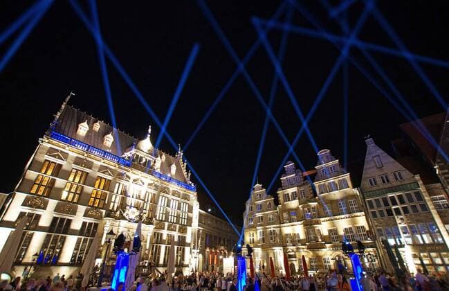 Der Bremer Marktplatz am Eröffnungsabend für das 30. Musikfest Bremen am 24. August 2019 unter dem Motto Eine große Nachtmusik. Links der Schütting, Sitz der Handelskammer für Bremen und Bremerhaven.