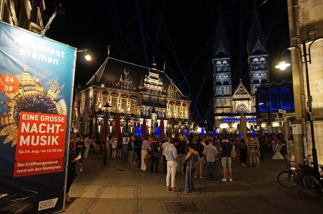 Der Bremer Marktplatz am Eröffnungsabend für das 30. Musikfest Bremen am 24. August 2019 unter dem Motto Eine große Nachtmusik. Links das historische Rathaus, in der Mitte der Bremer Dom, rechts das Haus der Bürgerschaft.