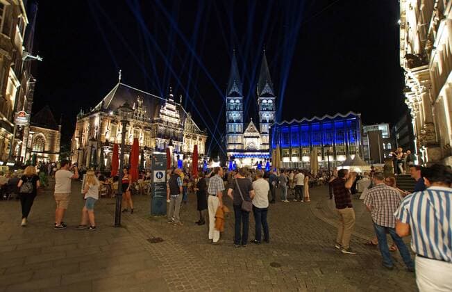 Der Bremer Marktplatz am Eröffnungsabend für das 30. Musikfest Bremen am 24. August 2019 unter dem Motto Eine große Nachtmusik. Links das historische Rathaus, in der Mitte der Bremer Dom, rechts das Haus der Bürgerschaft.