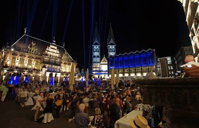 Der Bremer Marktplatz am Eröffnungsabend für das 30. Musikfest Bremen am 24. August 2019 unter dem Motto Eine große Nachtmusik. Links das historische Rathaus, in der Mitte der Bremer Dom, rechts das Haus der Bürgerschaft.