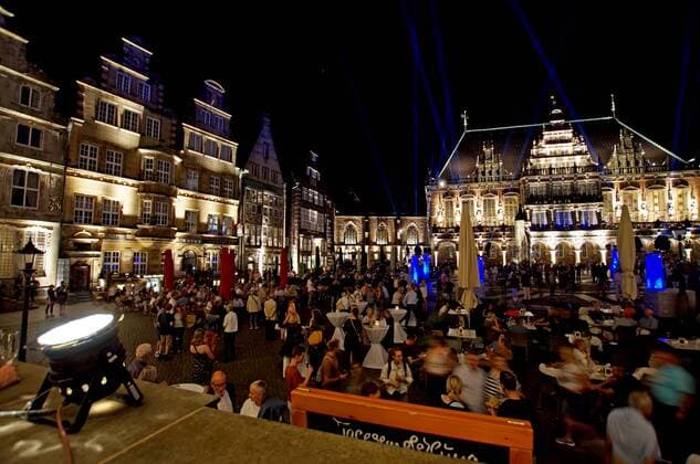 Der Bremer Marktplatz am Eröffnungsabend für das 30. Musikfest Bremen am 24. August 2019 unter dem Motto Eine große Nachtmusik. Hinten rechts das historische Rathaus.