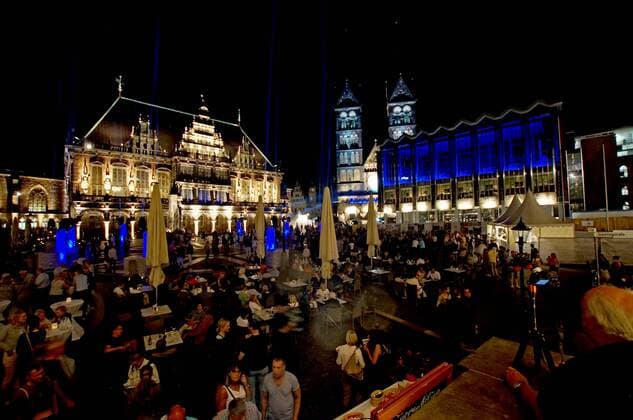 Der Bremer Marktplatz am Eröffnungsabend für das 30. Musikfest Bremen am 24. August 2019 unter dem Motto Eine große Nachtmusik. Links das historische Rathaus, in der Mitte der Bremer Dom, rechts das Haus der Bürgerschaft.