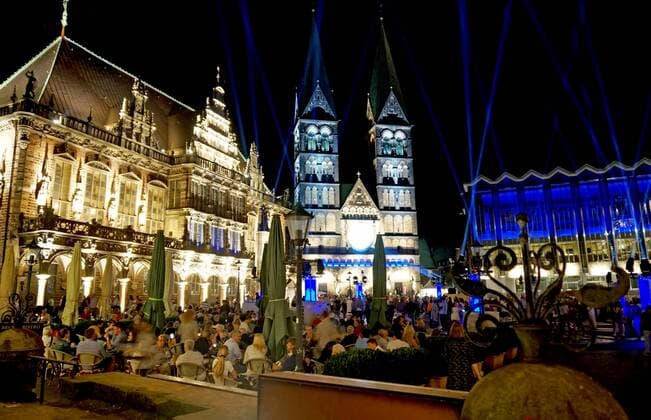 Der Bremer Marktplatz am Eröffnungsabend für das 30. Musikfest Bremen am 24. August 2019 unter dem Motto Eine große Nachtmusik. Links das historische Rathaus, in der Mitte der Bremer Dom, rechts das Haus der Bürgerschaft.
