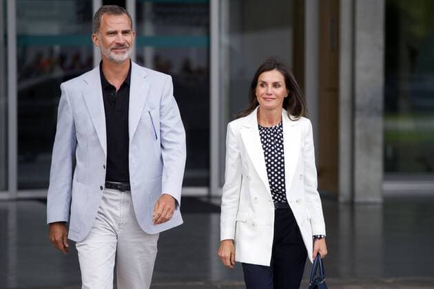 Entertainment Bilder des Tages König Felipe VI. von Spanien und Königin Letizia von Spanien besuchen Juan Carlos nach seiner Herzoperation im Hospital Universitario Quironsalud Madrid. Pozuelo de Alarcon, 25.08.2019 Felipe VI. von Spanien, Letizia von Spanien