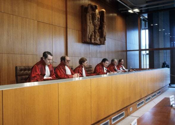 Deutschland, Karlsruhe, 1980 Sitzung des Bundesverfassungsgerichtes Foto: Präsident Ernst Benda (Mitte) während der Sitzung Sitzung des Bundesverfassungsgerichtes